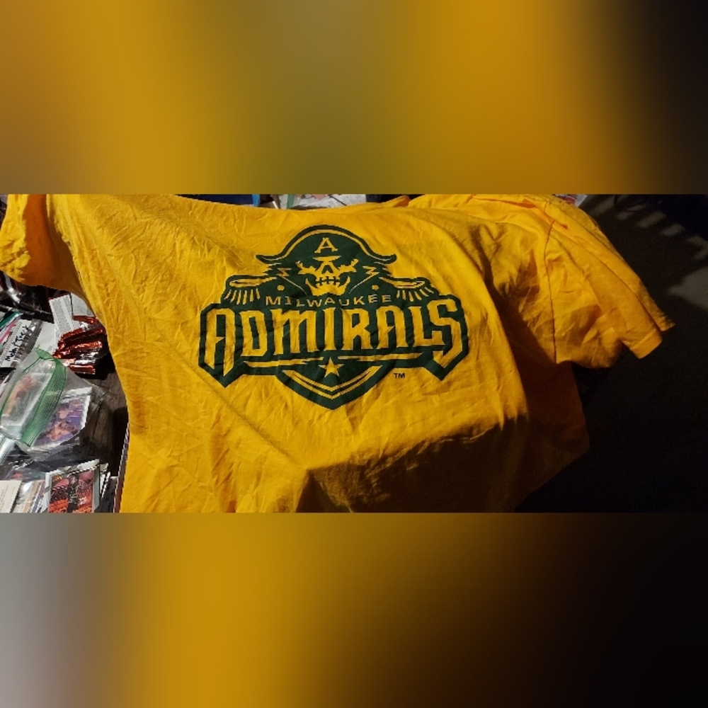 Milwaukee admirals XL T-shirt